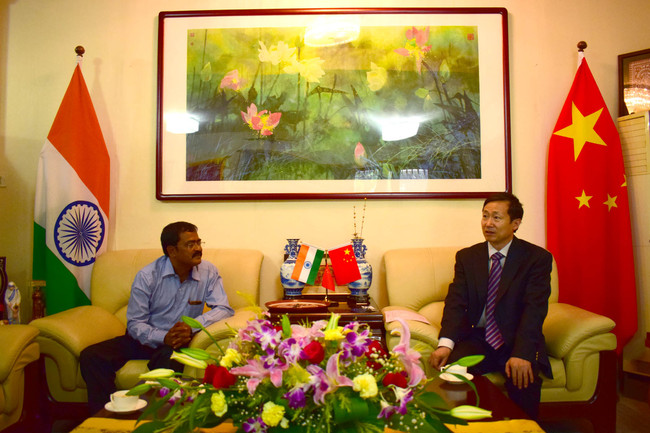 Rabi Sankar Bosu(R) and Consul General Ma Zhanwu have a talk at tea break. [Photo provided to China Plus]