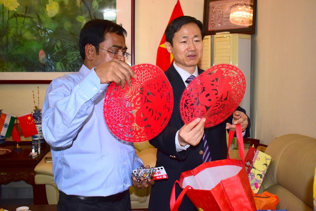 Consul General Ma Zhanwu sends presents to Rabi Sankar Bosu. [Photo provided to China Plus]