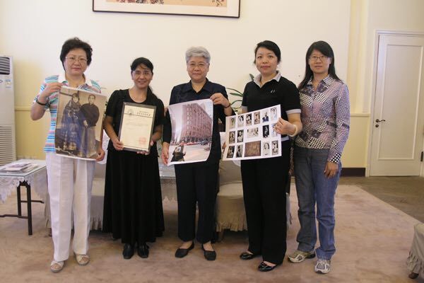 Zhao Sihong(second from left) and her team donated documents to China Soong Ching Ling Foundation.[Photo:Courtesy of Zhao Sihong]