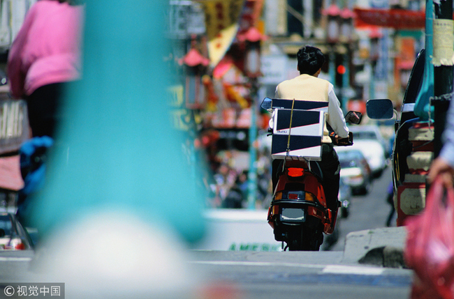 A delivery man at Chinatown, San Francisco, California.[Photo:VCG]