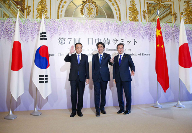 Chinese Premier Li Keqiang (L), Japanese Prime Minister Shinzo Abe (C) and South Korean President Moon Jae-in pose for photos at a trilateral meeting in Tokyo on Wednesday, May 9, 2018. [Photo: gov.cn]