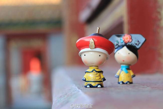 Emperor and concubine dolls are pictured standing in the Palace Museum. [Photo: Weibo account of the Palace Museum]