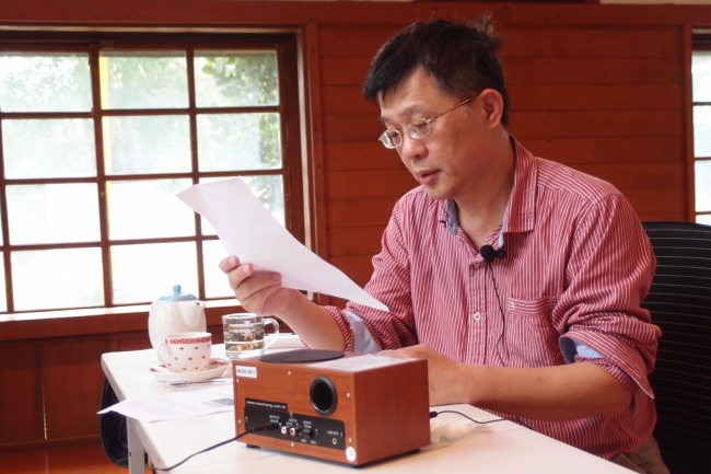 Hailed as "one of the msot innovative and exciting poets writing in Chinese today," Chen Li is a Taiwan-based prolifc poet and translator.[Photo:Courtesy of East China Normal University Press]