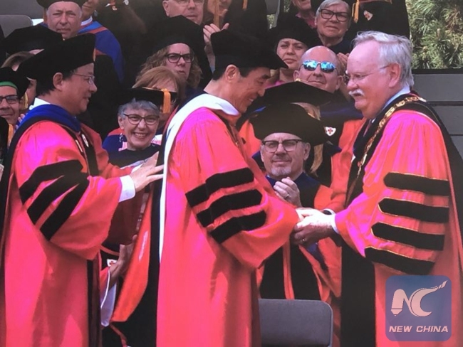 张艺谋获波士顿大学荣誉博士学位 Zhang Yimou receives Boston University honorary degree