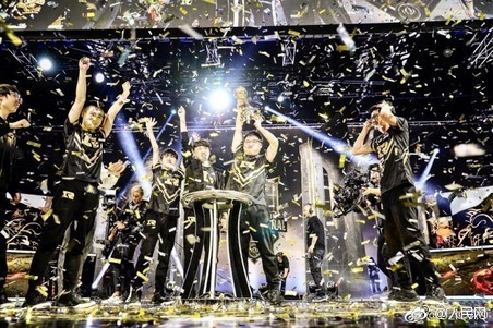 Chinese eSports team Royal Never Give Up (RNG) claims their first world championship at the 2018 League of Legends (LOL) Mid-season Invitational, beating the South Korean team KING-ZONE DragonX (KZ) 3-1 in the best-of-five final in Paris on Sunday, May 20, 2018. [Photo: People's Daily]