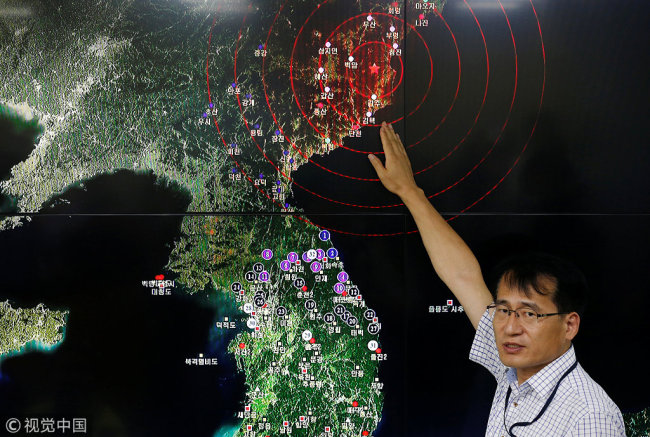 Ryoo Yong-gyu, Earthquake and Volcano Monitoring Division Director, points at where seismic waves observed in South Korea came from, during a media briefing at Korea Meteorological Administration in Seoul, South Korea, September 9, 2016. [Photo: VCG]
