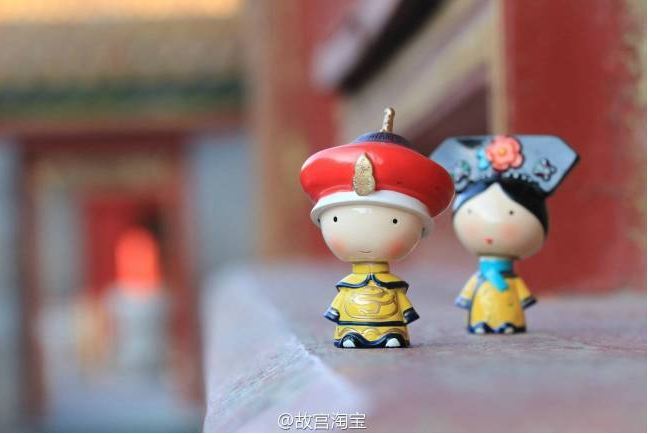 Emperor and concubine dolls are pictured standing in the Palace Museum. [Photo: Weibo account of the Palace Museum]