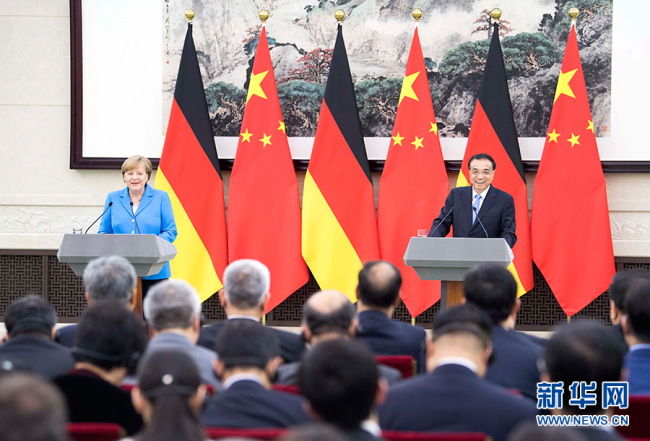 Chinese Premier Li Keqiang (R) and German Chancellor Angela Merkel meet with journalists at the Great Hall of the People in Beijing on Tuesday, May 24, 2018. [Photo: Xinhua]
