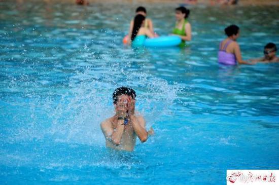 Swimmers at the Guangzhou Xijiao Swimming Pool. [Photo: Guangzhou Daily]