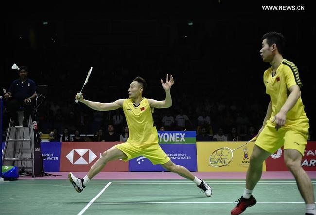 China's Liu Cheng/Zhang Nan (R) compete against Japan's Takuto Inoue/Yuki Kaneko during a doubles match of the final at the Thomas Cup badminton tournament in Bangkok, Thailand, on May 27, 2018. China's Liu Cheng/Zhang Nan won by 2-0. [Photo: Xinhua]