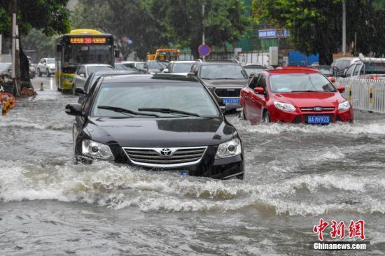Vehicles run on a flooded street in Haikou, south China’s Hainan Province, on June 6, 2018. [Photo: Chinanews.com]