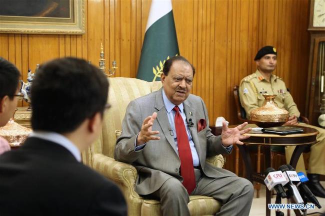 Pakistani President Mamnoon Hussain (C) speaks during an interview with Chinese media at the Presidential Palace in Islamabad, capital of Pakistan on June 6, 2018. [Photo: Xinhua]