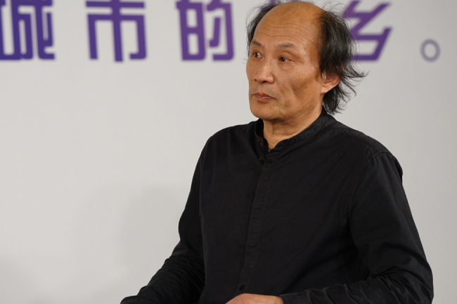 In Beijing,writer Jin Yucheng participates in a roundtable discussion of the theatrical adaptation of his novel "Fan Hua" on June 5,2018.[Photo:Courtesy of SMG]