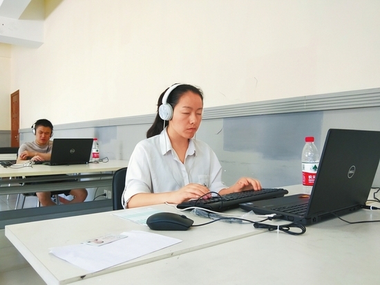 Two visually impaired people sit a special national social worker exam in Chengdu, capital of Sichuan Province, June 10, 2018. [Photo: West China City Daily]