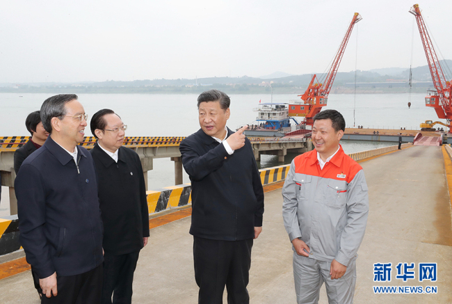 Chinese President Xi Jinping inspects the ecological restoration along the Yangtze River in Yichang, Hubei Province. [Photo: Xinhua]