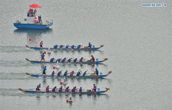 龙舟竞渡迎端午 People participate in dragon boat races across China