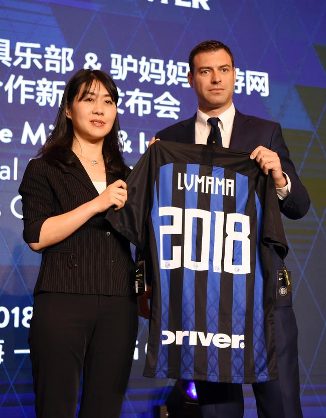 Michael Gandler, Chief Revenue Officer for Inter Milan and Li Qiuyan, public relations chief of Lvmama attend a press conference in Shanghai on June 30, 2018. [Photo: sohu.com] 