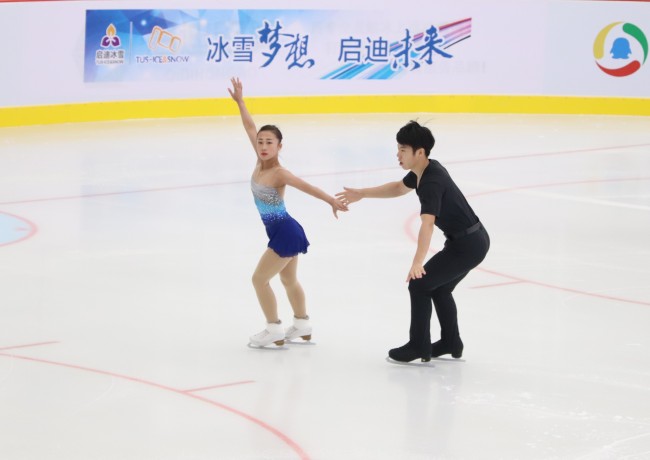 Chinese figure skating pair Li Xiangning and Xiezhong from China's national team perform at the opening ceremony of 2018 Chinese figure skating interclub league in Beijing on June 30, 2018. [Photo: Dongchang /Tus ice&snow ] 