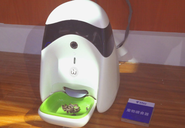 Intelligent pet feeder exhibited on the 2018 China Internet Conference in Beijing on July 10th, 2018 [Photo: China Plus/Li Yi]