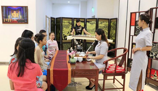 People experience China's tea culture at the China Cultural Center in Yangon, Myanmar, July 7, 2018. [Photo/Official Weibo account of China's Ministry of Culture and Tourism]