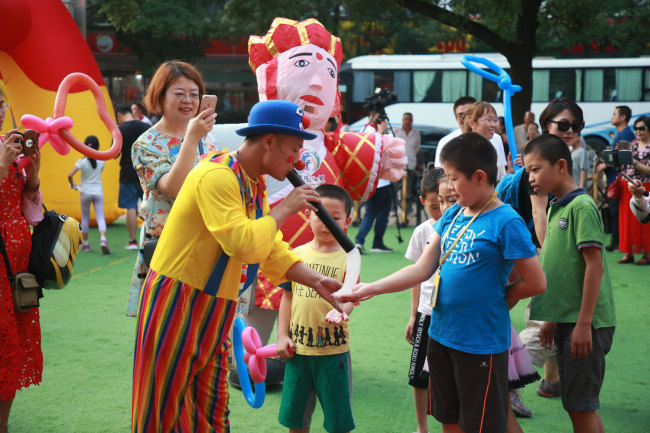 This year's China Children's Theater Festival kicked off in Beijing on Saturday, July 14, 2018, with a small carnival taking place at the entrance of the China National Theatre for Children.[Photo: China Plus]