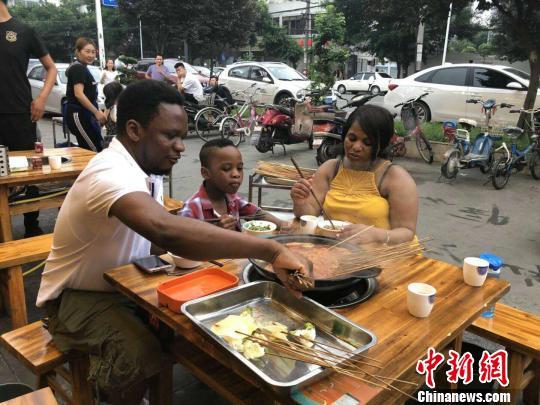 Jordan has dinner with his father Mike and his mother Xie Xin. [Photo/Chinanews.com]