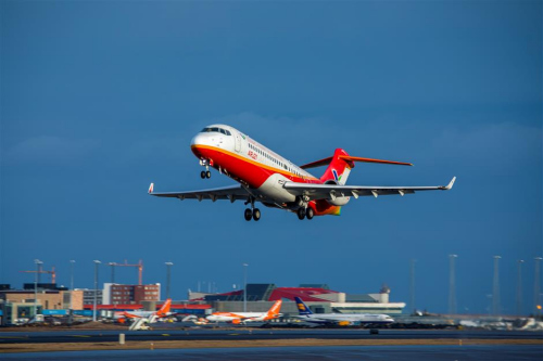 File photo shows an ARJ21 plane taking off under a strong crosswind of 54 kilometers per hour at Keflavik International Airport in Iceland during one of the jet's test flights.[Photo: Xinhua]