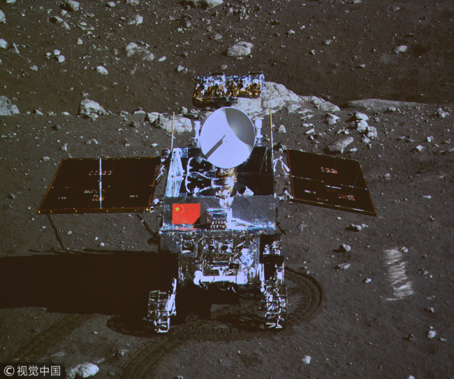 The photo of the Yutu moon rover taken by the camera on the Chang'e-3 moon lander on December 15, 2013 [File photo: VCG]