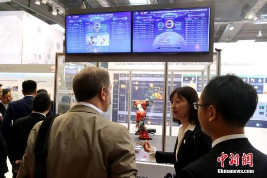 A foreign investor consults a staff member of Industrial Internet cloud platform. [Photo/Chinanews.com]