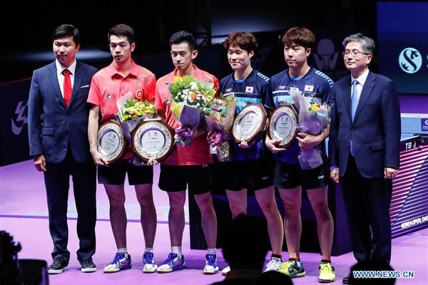 Ho Kwan Kit (2nd L)/Wong Chun Ting (3rd L) of China's Hong Kong and Jang Woojin (3rd R)/Lim Jonghoon (2nd R) of South Korea pose for photos during the awarding ceremony after the men's double final match at the ITTF World Tour Platinum Korea Open in Daejeon, South Korea, July 22, 2018. Jang Woojin/Lim Jonghoon win 3-1. [Photo: Xinhua/Wang Jingqiang]