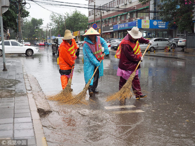 Heavy downpours brought on the remanence of tropical storm Ampil pounded Beijing and neighboring through early Tuesday, causing flight delays and evacuations. Beijing issued a yellow warning for heavy rain on Tuesday morning. [Photo: VCG]