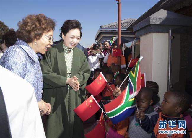 Peng Liyuan, wife of Chinese President Xi Jinping and Tshepo Motsepe, wife of South African President Cyril Ramaphosa, visit a pre-school in the South African capital of Pretoria, July 24, 2018. [Photo: Xinhua]