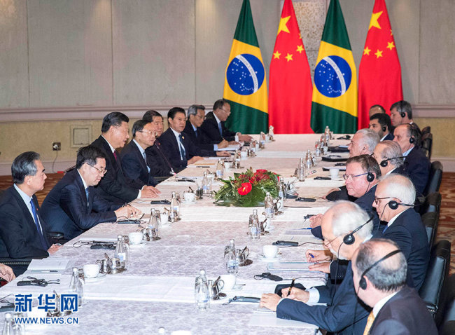 Chinese President Xi Jinping on Thursday met with his Brazilian counterpart Michel Temer on the sidelines of the 10th BRICS summit. [Photo: Xinhua]