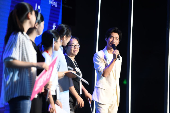 Singer Chen Chusheng (right) attends a promotional event on Wednesday, July 25, 2018 in Beijing for his new album, where he also announced that he would join Universal Music China.[Photo: China Plus]