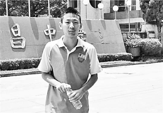 Zheng Ye in front of his high school ahead of the college entrance examination. [Photo: chinanews.com]