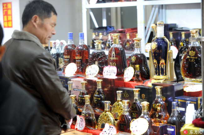 A customer attends a liquor fair in the city of Wuhan, January 19, 2018. A number of brands including Luzhou Old Cellar, Moutai and Wuliangye are displayed at the fair. [Photo: IC]