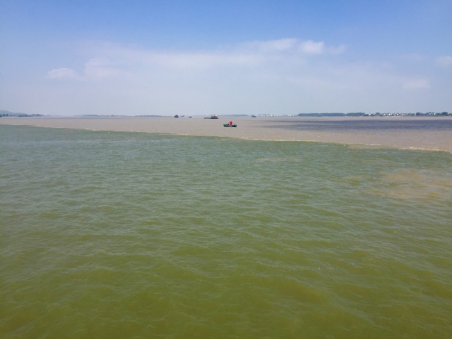 The photo taken on Aug 6 shows the water boundary between Yangtze River and Poyang Lake. [Photo: China Plus/Yang Guang]