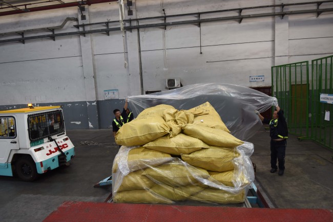 Workers are boarding goods at the Xiaoshan Airport. Loading trucks will be taken to air freight heading to Novosibirsk. [Photo: CRI Online]