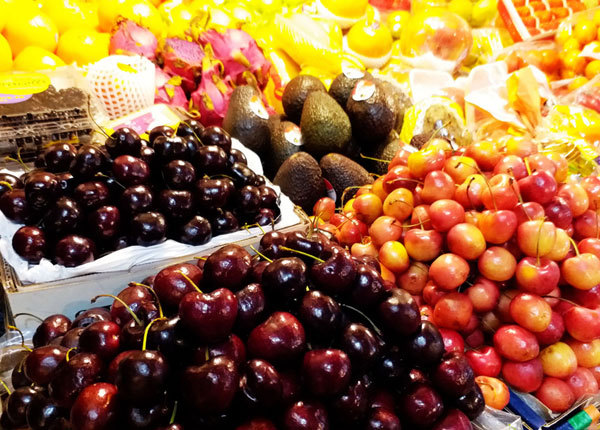 Fruits are on the shelves of the Sanyuanli Market in Chaoyang District, Beijing. [Photo: IC]