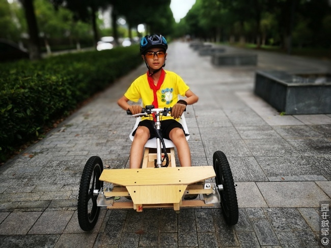 An 11-year-old Chinese boy rides his homemade go-kart in Quzhou, Zhejiang Province, August 13, 2018. [File photo:VCG]