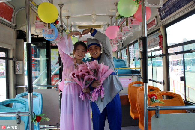 公交车被“牛郎织女”打造成表白车厢 Say love on a bus!
