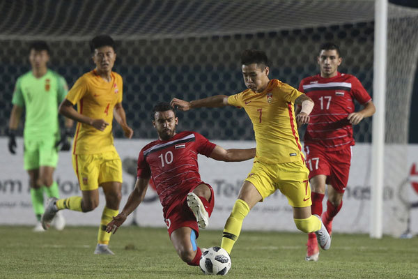 China's Wei Shihao, right, battles for the Syria's Mohammad Almarmour, center, during their men's soccer match between China and Syria at the 18th Asian Games at Si Jalak Harupat Stadium in Bandung, Indonesia, Thursday, August 16, 2018. [Photo: Imagine China]