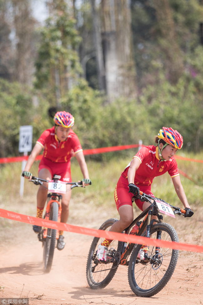 Chinese riders Li Hongfeng (81) and Yao Bianwa (82) in the women's cross-country mountain cycling of Asian Games in Subang, Indonesia, on Tuesday, August 21, 2018. [Photo: VCG]