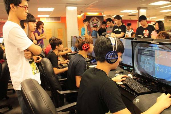 Players at an e-sports game [Photo: thepaper.cn]