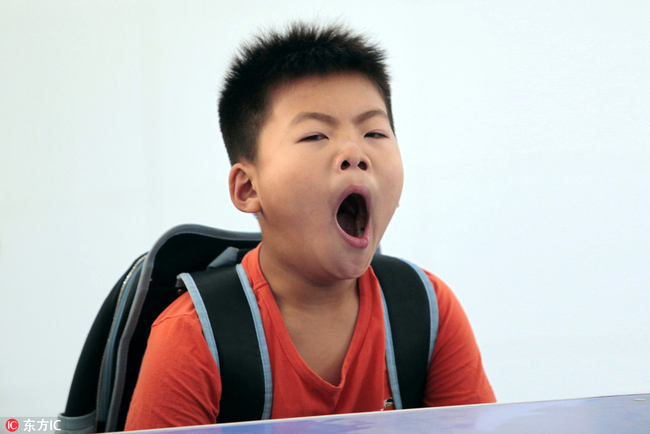 A boy yawns. [File Photo: IC]