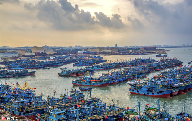 Fishing boats leave Quanzhou Bay to resume fishing after a three-month fishing ban in Quanzhou, Fujian Province, on August 16, 2018. [Photo: IC]