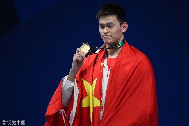Gold medalist Sun Yang wears the national uniform with the national flag draped over his shoulders at the medal ceremony for the 800 meter freestyle at the Asian Games in Jakarta on Monday, August 20, 2018. [Photo: VCG]