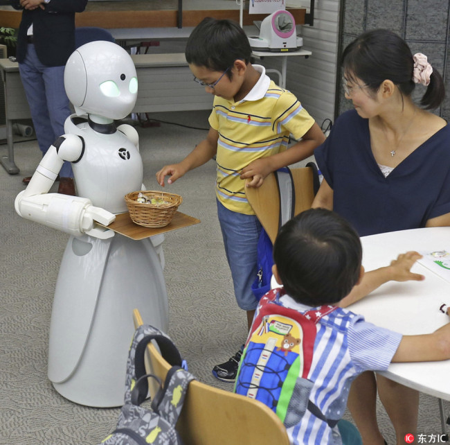 Robots are providing services in restaurants. [from IC]
