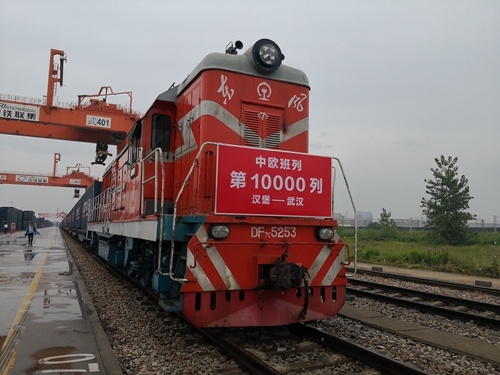 The 10,000th train on the China-Europe express railway arrives in Wuhan, Hubei Province from Hamburg, Germany on August 26. [Photo: China Railway via ce.cn]