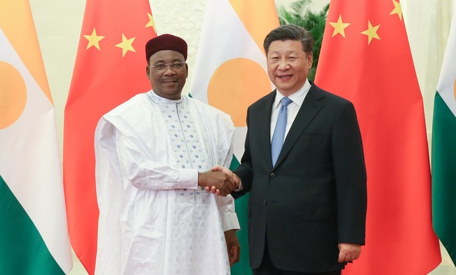 Chinese President Xi Jinping meets with Nigerien President Mahamadou Issoufou on Friday, August 31 2018. [Photo: Xinhua]